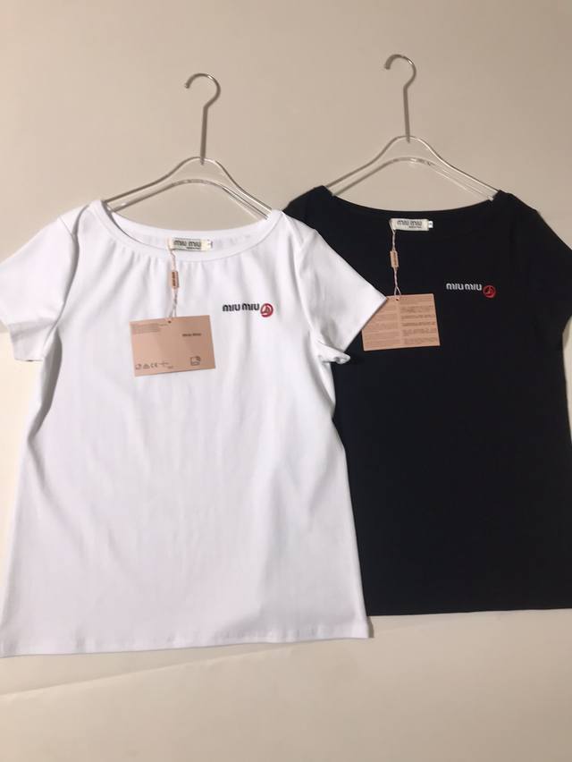 p200 套装（上衣三角裤）Miu Miu缪缪女士 小帆船字母徽标刺绣休闲宽松短袖T恤三角裤 一套搭配超级好看少女减龄～Smlxl