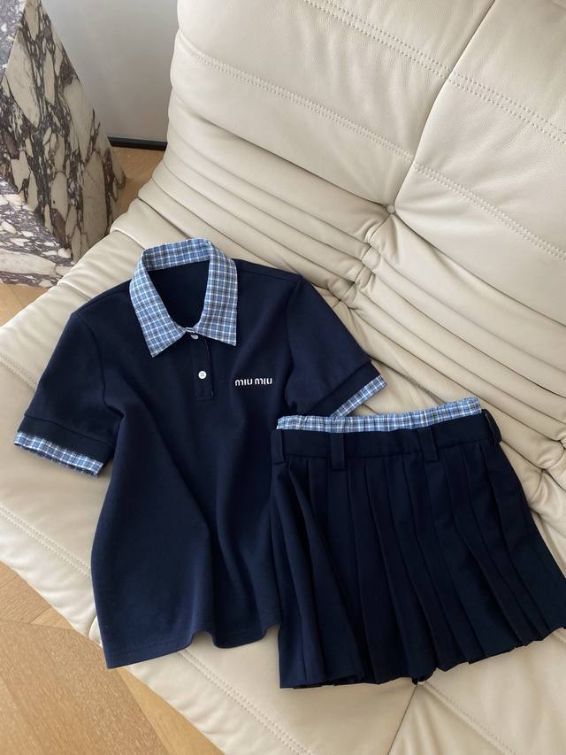 p300 P260 25Ss春夏 格子拼色领子Miu系百褶裙套装 胸口Miu字母点缀 精致高级 休闲轮廓风格立体剪裁搭配同色系高腰半裙 腰头处点缀拼接增添视觉美