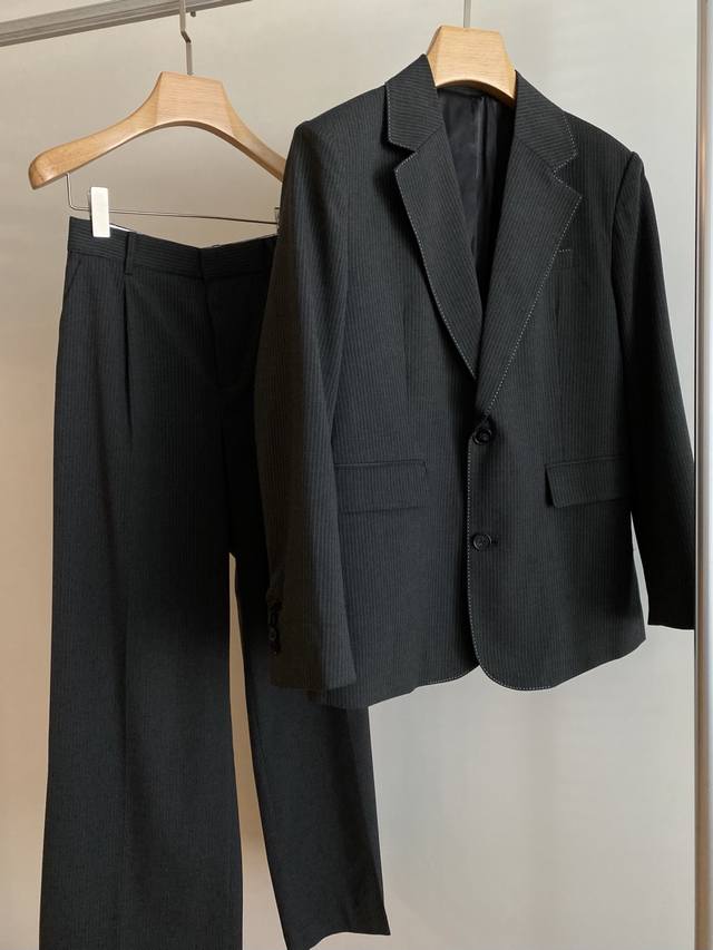p310 P480 25Ss春夏 格调暗纹羊毛混纺西服套装 面料采用羊毛混纺 金典V领修饰脖颈 设计是很时尚阔肩带小垫肩宽肩设计 暗条纹更显简约时尚 调性十足