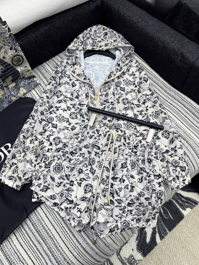 p360 · 5/爆款现货 原单品质 Lou* V｜25春夏新品防晒衣套装！ 高端定制戴帽印花外套，搭配松紧腰短裤 极简主义风法式优雅的慵懒风， 休闲又时髦！
