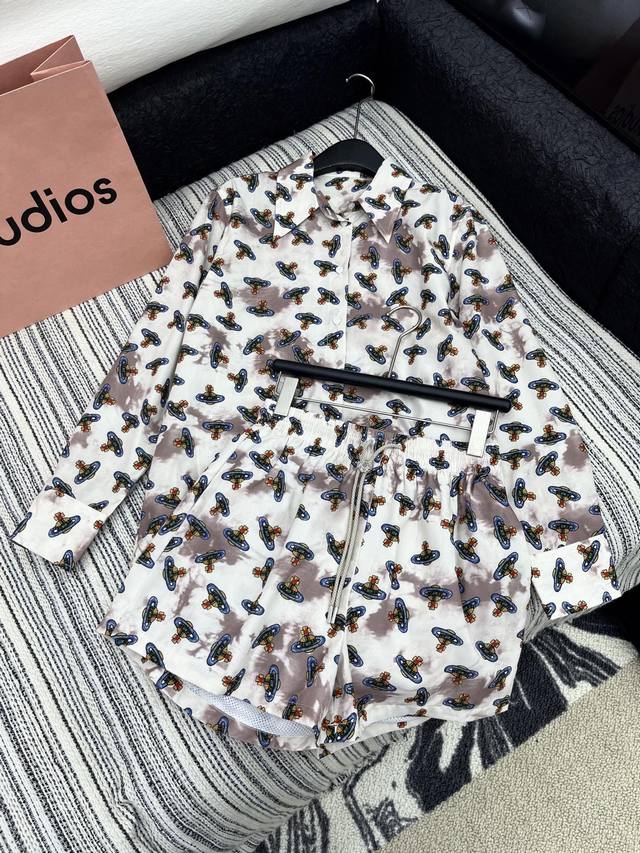 p340 · 5/爆款现货 原单品质 西太后*｜25春夏新品印花衬衫短裤套装！ 高端定制翻领拼接，搭配松紧腰抽绳短裤 极简主义风法式优雅的慵懒风， 休闲又时髦！