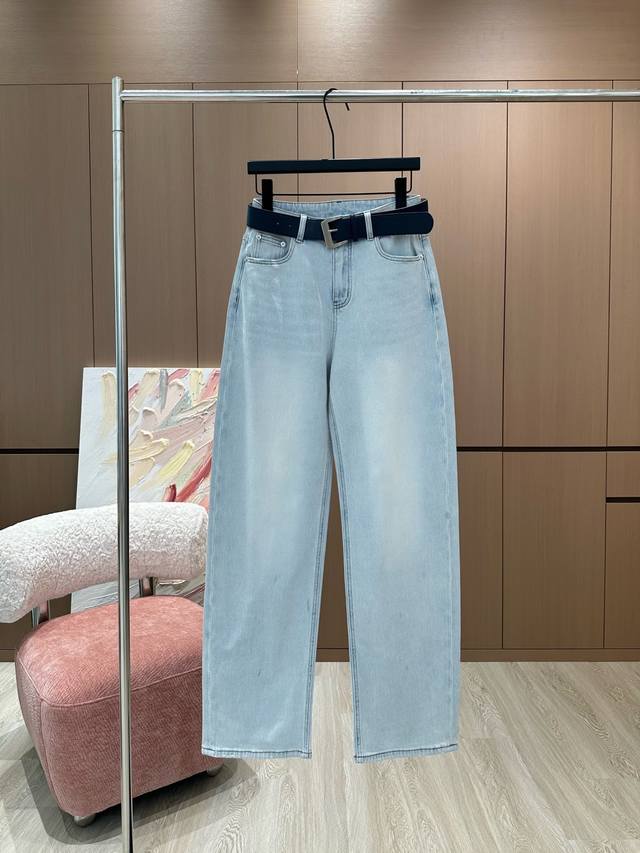 p260 · 4/爆款现货 原单品质 Miu Mi *｜女神同款镰刀牛仔裤 这款牛仔裤选用优质面料，工艺渐变色洗水，Bling烫钻 挺括的版型与个性的设计相结合