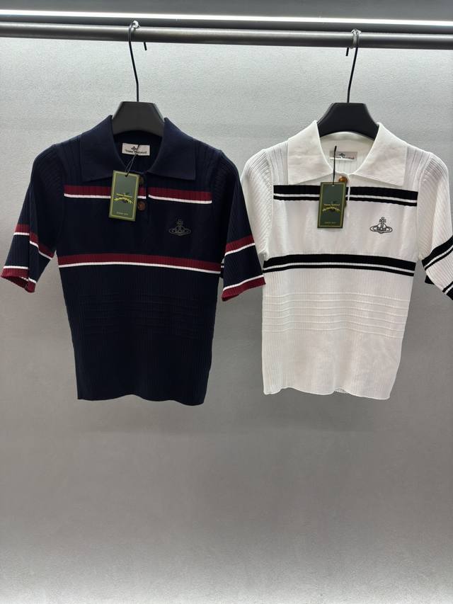 p250 2025 Spring And Summer ！Vivienne Westwoo*D，针织Polo短袖， 减龄学院风，撞色条纹拉长视觉比例， 巧妙修饰