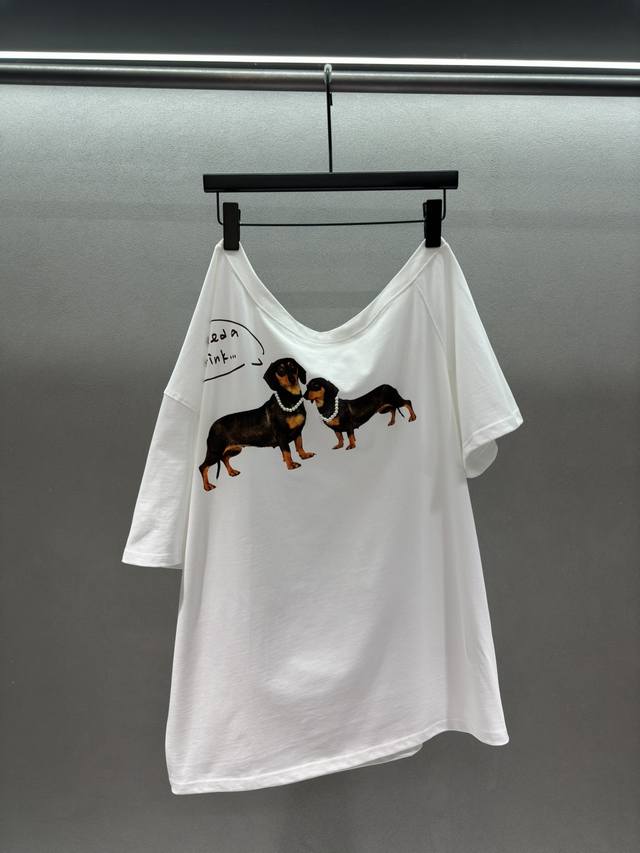 p200 2025 Spring And Summer ！Markgon*，斜肩腊肠小狗T恤， 狗狗都带着项链，设计独特小细节满满！ 版型宽松，随意百搭！ 三码