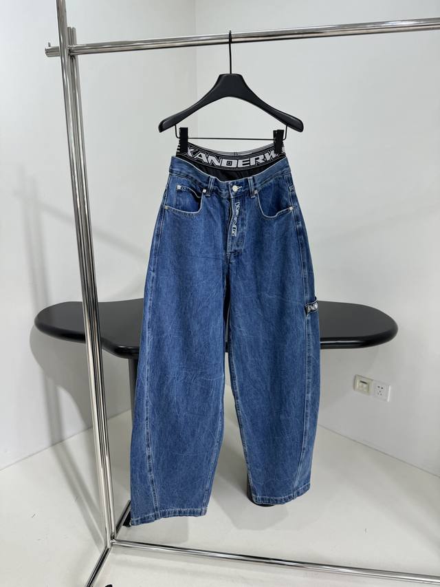 p400 * 25新品拼接弧形牛仔裤 由靛蓝色水洗牛仔布制成 采用铰接式裤腿设计 叠搭徽标图案弹力内裤腰身 后口袋饰刺绣标识 金属皮革贴饰 男女同款 ：牛仔蓝