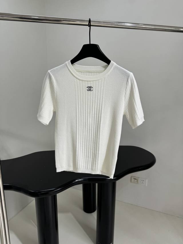 p270 小香新品羊毛套头衫 定织定染针织工艺 细腻条纹肌理 胸口品牌标识刺绣 修身版型修饰身材 最高品质推荐 ：黑色 白色 ：S M L