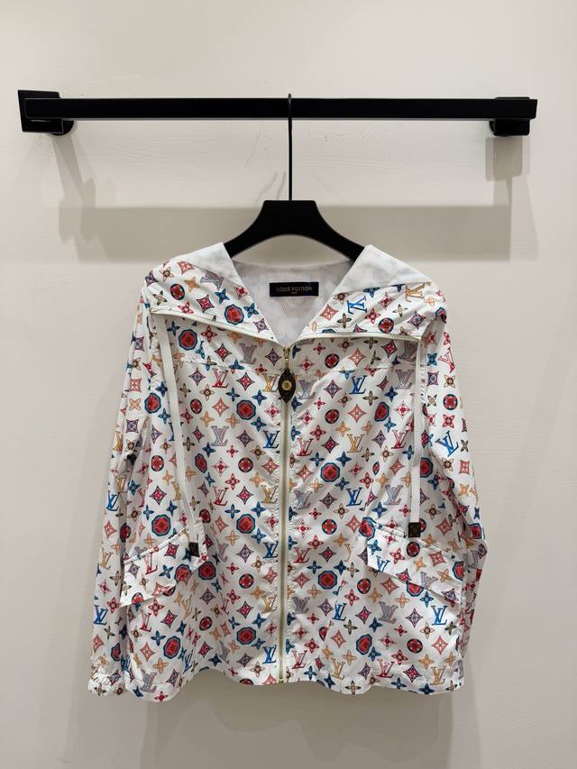 p310 上新Louis Vuitto*2025早春新品上架 连帽印花冲锋夹克 定制进口加厚冲锋尼龙材质 质感十足 大身满印彩色字母和四叶草图案 彰显品牌调性