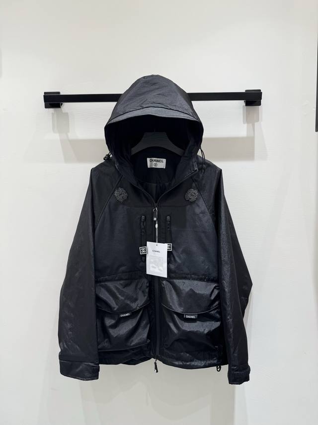 p300 上新25Ss Cc Vintage新款冲风衣外套 定制防风面料，版型挺阔立体有型 多口袋设计，插肩袖宽松版型，户外首选必备单品 单色 Sml .