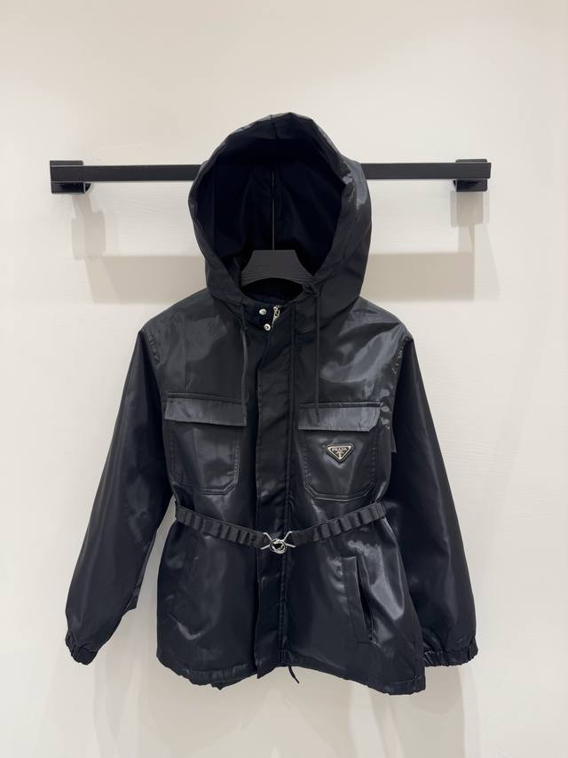 p290 上新25Ss Prad*腰带连帽夹克外套 定制Yb进口冲锋尼龙材质 挺括有型 隐藏式拉链按扣调节设计 方便穿脱 胸前对称翻盖口袋搭配单侧字母三角标点缀