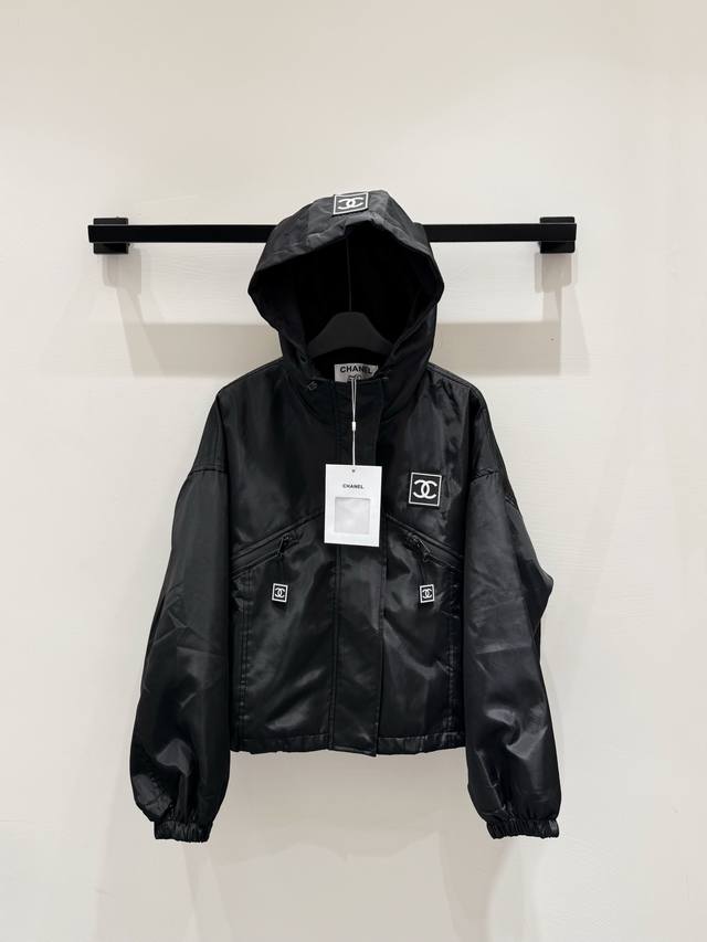 p310 上新25Ss Chan*L中古连帽冲风衣 这件冲锋衣的设计非常时尚，有着酷炫的外观，穿上它就能瞬间增造型的亮点 它的面料很舒适，而且还具备防风、防水的