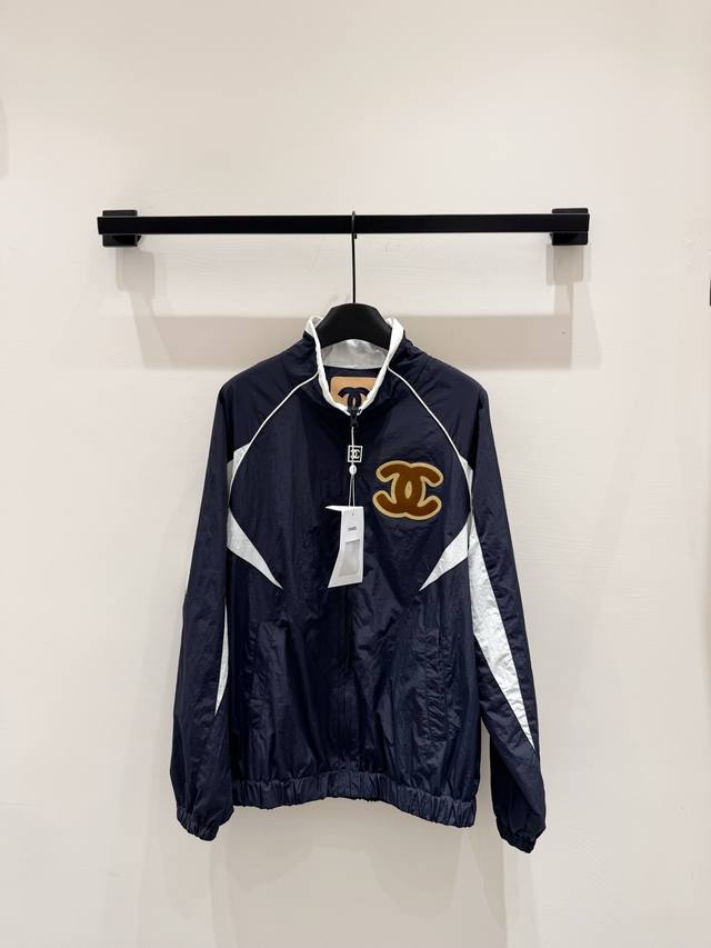 p300 上新25新款Cc新款冲风外套 年度最美外套 定制面料，质感纹理感超好，宽松廊形剪裁，美观又时尚，可搭情侣装，推荐入哦 两色 Sml .