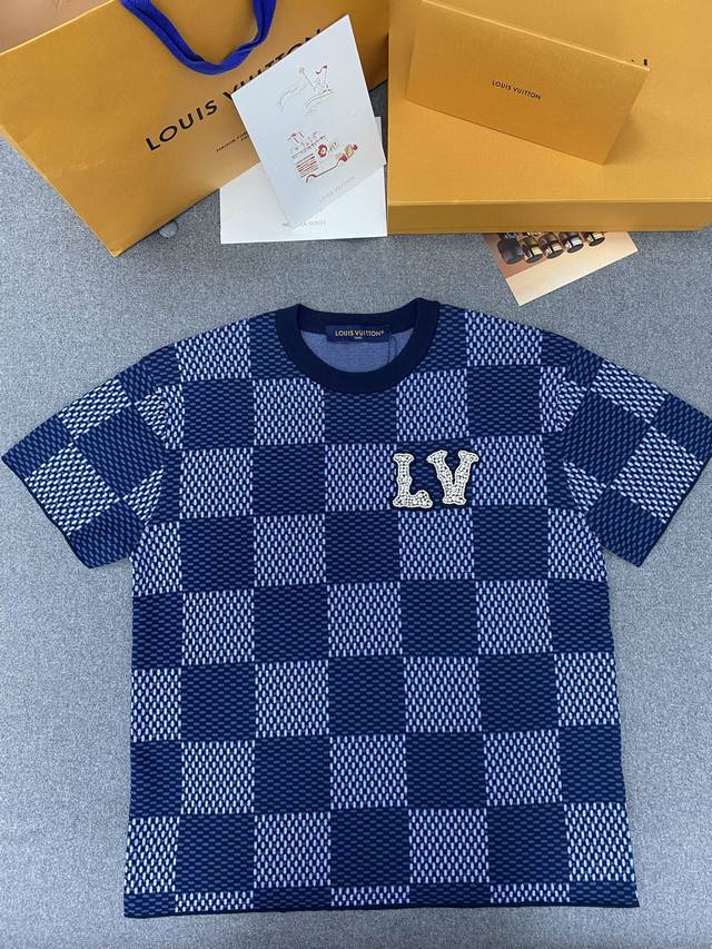 Damier Lv水晶贴饰棉质短袖圆领衫 25春夏新色，这个色彩搭配棋盘格设计也是厉害的，想觉得你不高级都不行，耗时4个月原版对色定染，采用60支精细的精梳棉合