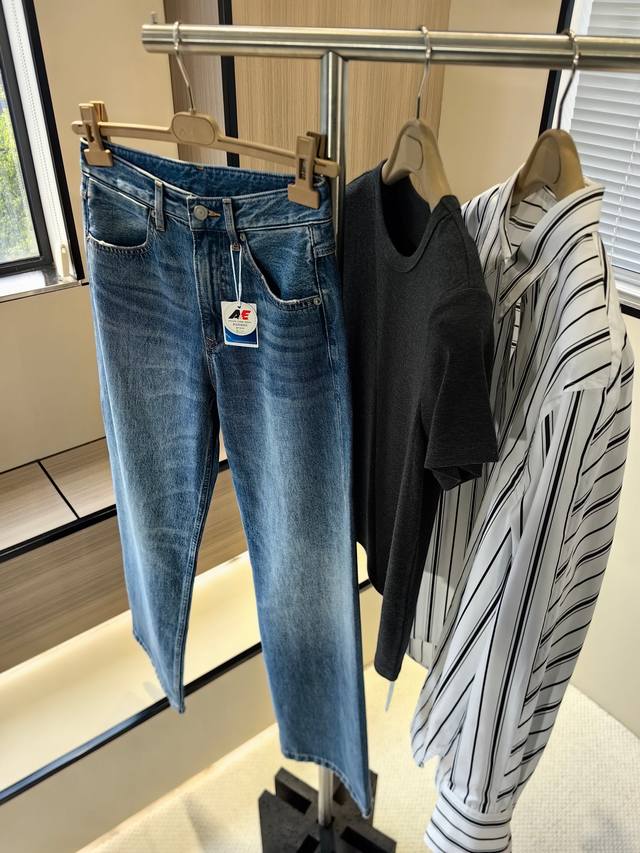P290 码数：Xs S M L Xl 2025春季马吉拉一片式直筒阔腿裤 采用马吉拉经典的一片式裤筒剪裁，这种剪裁不计面料成本，呈现出更大气随性的调性，颠覆常