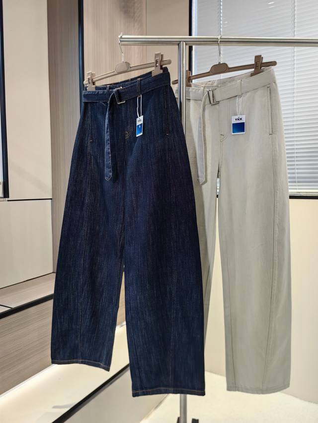 P300 码数：Xs S M L Xl 颜色：原浆色.丹宁色 经典扭缝裤 采用原牛布料，挺括有型，侧缝的扭转设计打造出弧形结构的裤型，两个侧口袋和后袋搭配撞色缝