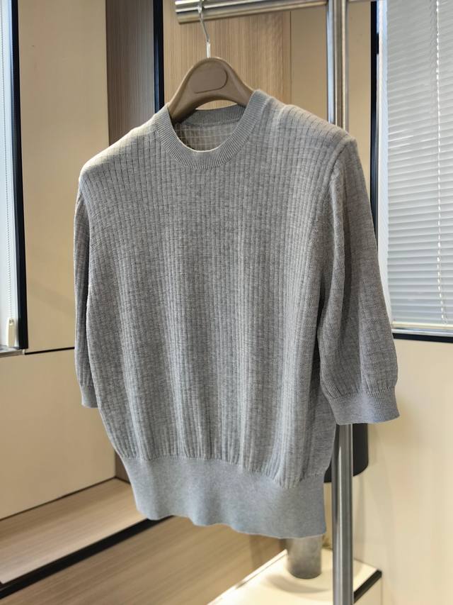 P290 码数：S M L 25春季新品桑蚕丝圆领针织上衣 尽情彰显隽永柔美风范 面料材质：55%桑蚕丝45%棉