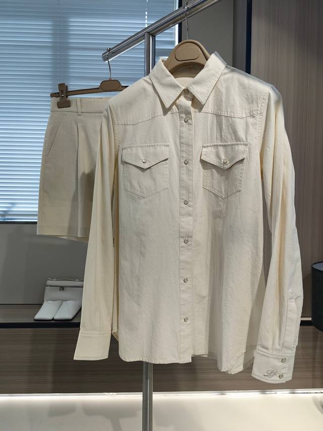 P210 l P**Ss亚麻衬衫 码数：S M L Xl 女士水洗棉牛仔衬衫 融合了品牌的不凡精裁设计 和细腻的意大利工艺 成分：100%棉 这款灵感源自牛仔的
