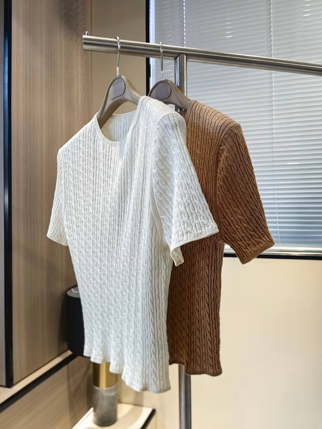 P310 码数：S M L 颜色：米色.沙丘色 25春季新品纯色麻花女士圆领上衣 ——明星同款，让你和时尚零距离 面料材质：70%山羊绒 30%桑蚕丝