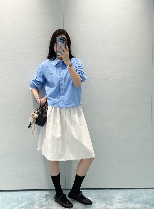P300 Miumi* 25Ss早春新款 撞色破坏元素拼接假两件短款衬衫。原版开发！高版出品！拍照超级上镜，分分钟出杂志封面大片定制面料 超级百搭！减龄效果分～