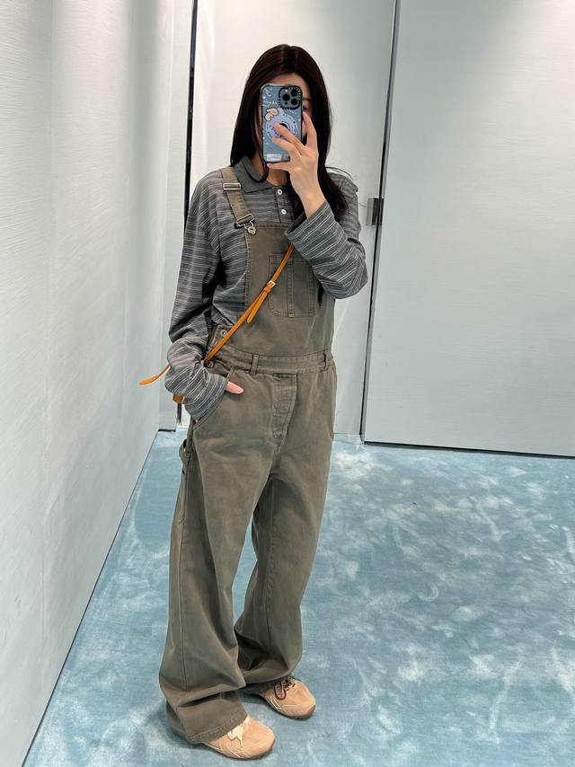 P430 Miumi* 2025早春新款军绿色做旧水洗背带裤，这款背带裤可以说是少女系的一款背带裤，虽然是军绿色，但是随意搭配一个卫衣衬衣或者短袖T恤，真的是非