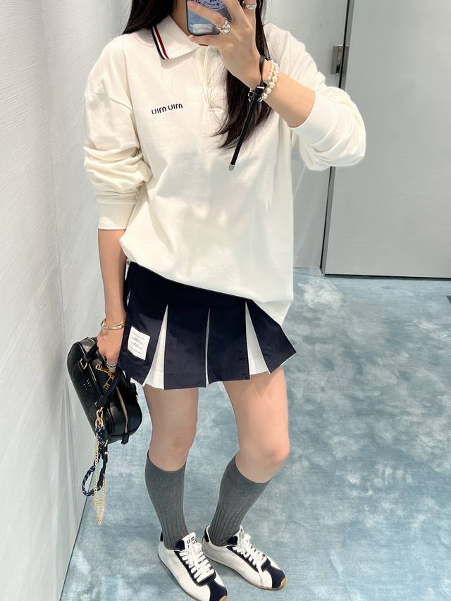P230 Miumi* 25Ss春夏新款 定位刺绣字母白色长袖Polo衫，原版开发！高版出品！超爱知识分子时髦风！Overzise宽松版型时髦精必备单品解锁所有