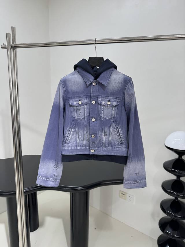 *新品拼接牛仔外套 修身版型剪裁搭配洗水卫衣面料帽兜（故意裸露缝线设计） 视觉达到两件套的效果 手绘涂鸦作品图案 水洗磨破风格 一套入 ：牛仔蓝 ：S M L