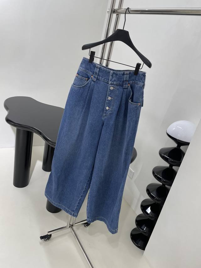 *新品单宁直筒工装牛仔裤 蓝色水洗牛仔布阔腿剪裁设计 g标签贴饰，腰带环 五袋款式，工装风 复古90年代潮流紧身上衣搭配阔腿工装裤风尚 对版开发，推荐入手 ：牛