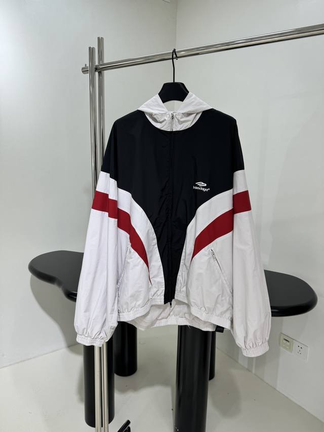 *新品3B Sports Icon Tracksuit运动夹克 定做米白色、黑色和红色科技府绸面料（做了固色处理）52%棉 48%锦纶 大号版型廓形剪裁 复古饰