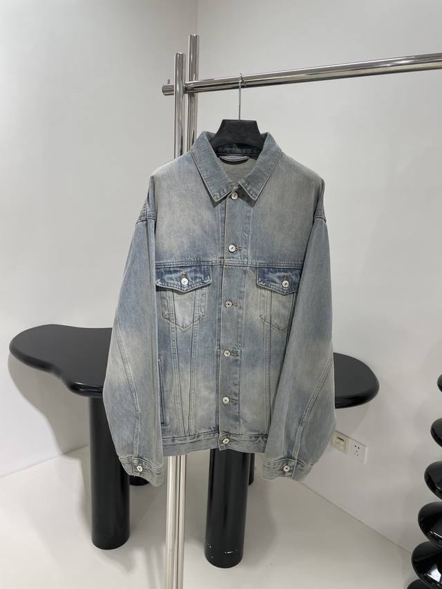 *新品牛仔丹宁派克廓形牛仔衣 甄选环锭纱牛仔面料，大廓形版型剪裁 后幅有镭射夜光字母装饰 多次做旧洗水工艺才能呈现一摸一样的效果 男女同款 春夏薄款 ：水洗蓝
