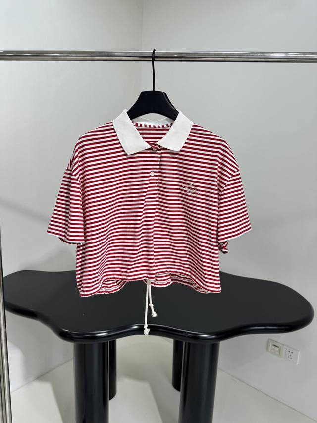 *25早春新品棉质条纹Polo衫 柔软棉质面料制作 红色和白色撞色条纹图案 胸前饰有标识刺绣 polo领口 纽扣开合 可调节抽绳下摆 推荐入手 ：红色 ： Sm