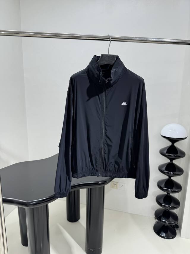 *新品Activewear弹力修身运动外套搭配休闲短裤 定制高密度网纹弹力尼龙面料 饰以Activewear标识印花（夜光雷射效果） 隐形帽兜 压胶拉链 短裤松