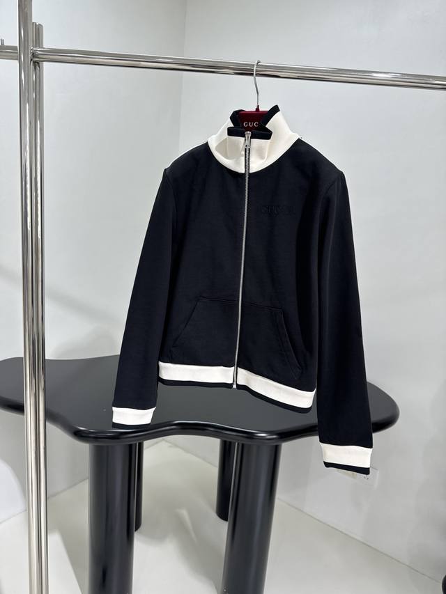 *25早春新品拉链外套套装 胸口饰有品牌标识刺绣 经典衬衫直筒版型 立领领口 撞色领口袖口和下摆 拉链开合 直筒弹力长裤 可调节松紧弹力腰围 饰有品牌标识刺绣