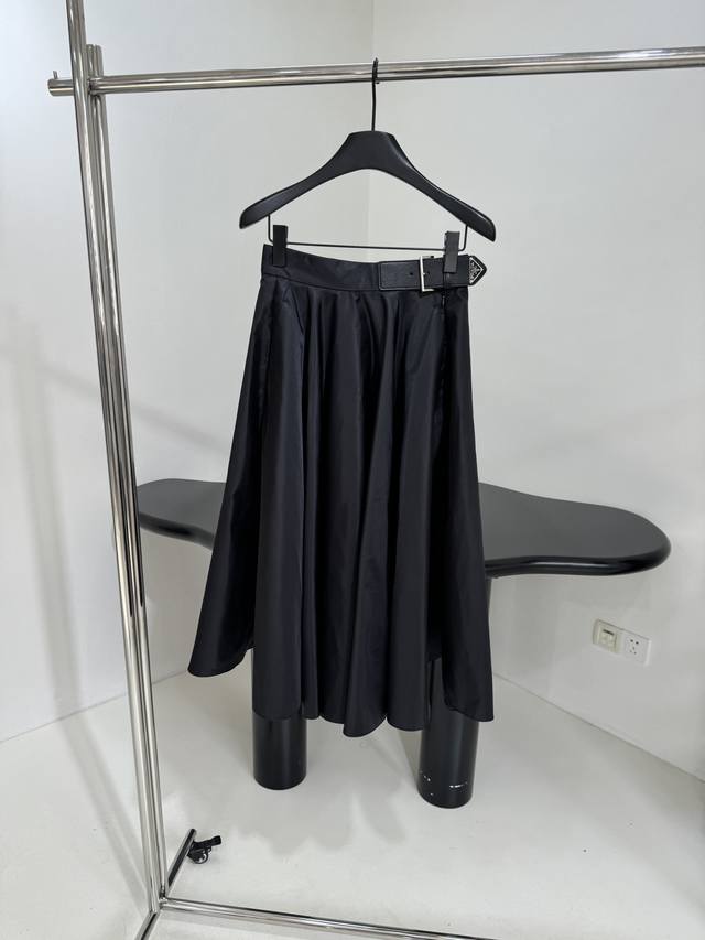 *25春夏新品宽松Re-Nylon半身裙 采用再生尼龙（Re-Nylon）面料制作 连体金属三角标皮带 大廓形百褶下摆 侧面拉链开合 时尚单品 ：黑色 ： Sm