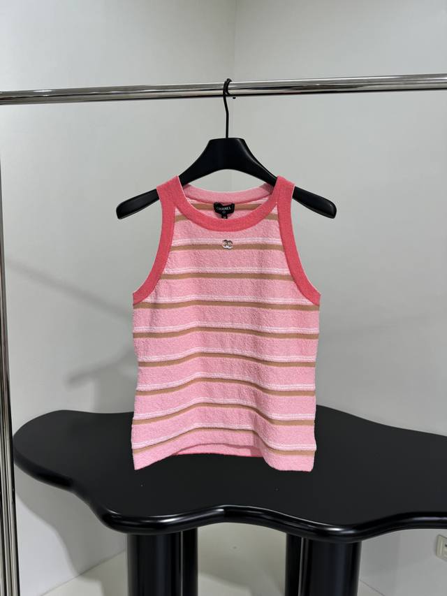 小香早春新品羊毛背心 定织定染纱线 撞色条纹图案 减龄工字背心 可以穿一整个夏天 推荐入手 ：桃粉色 ：S M L p330