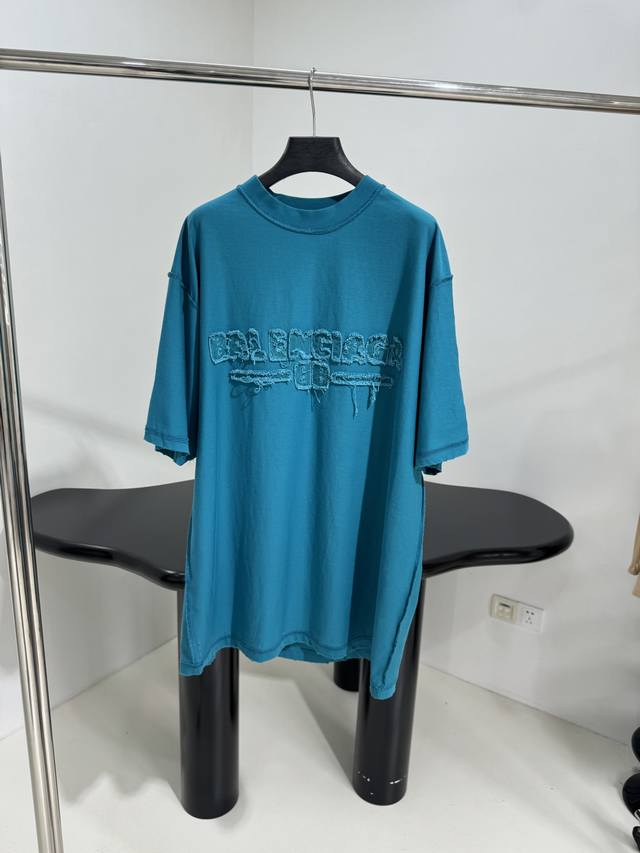 *新品New Year Series 25 - Hoodie大版型短袖T桖 复古平纹针织面料，大版剪裁 反穿正面饰以Logo Patch（贴布绣）艺术作品 复古