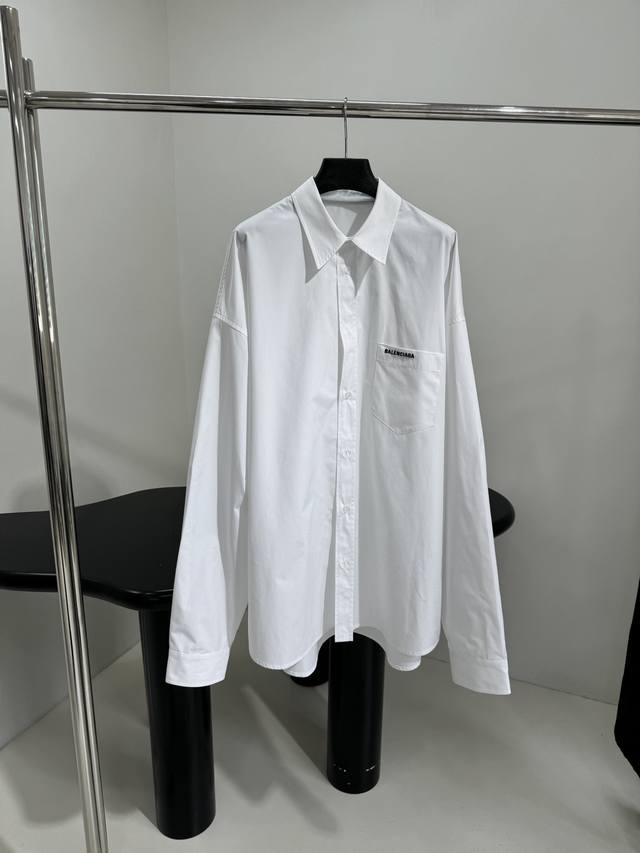 *新品大号版型外套衬衫 定制棉府绸大号版型外套剪裁 口袋标识字母刺绣 正面7粒按扣 圆形下摆 高版本供应 男女同款 ：白 ： Sml P400