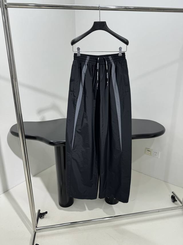 *新品Under Armour 联名双面穿休闲运动裤 选用尼龙拼色 中性款型剪裁 正面饰以合作标识艺术作品绣花 松紧抽绳腰头 成衣水洗褪色效果 男女同款 高品质