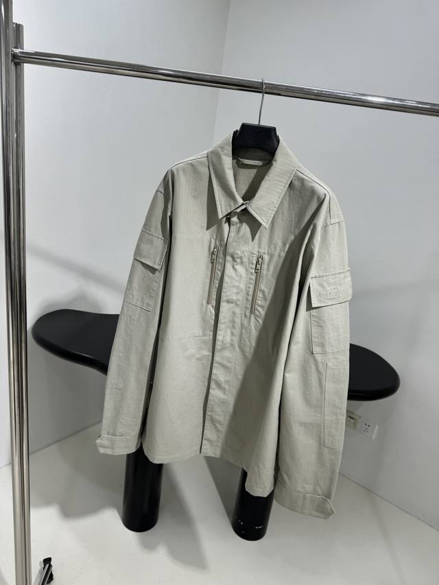 *新品Military工装衬衫 定制定染棉质面料大版剪裁 袋盖饰以Logo Patch艺术作品 2个衣袖贴袋 做旧和水洗褪色效果 中性款 男女同款 （黑色单面染
