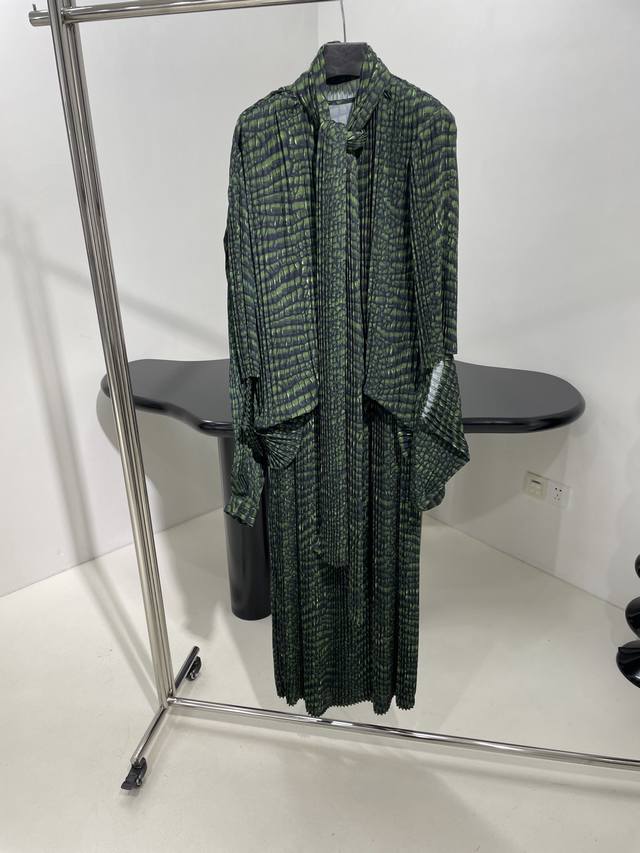 *新品Cocoon绿色Ai Croc桑蚕丝缎面百褶连衣裙 cocoon绿色Ai Croc桑蚕丝缎面衬 垂坠设计 衣领设有两条长饰片，可系成花结或自然垂下 长袖有