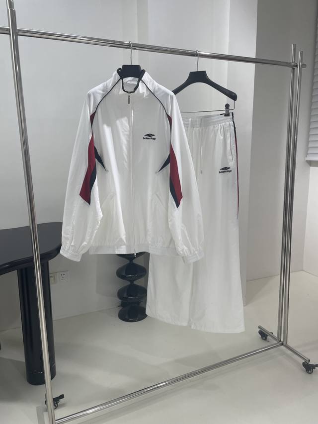 *新品3B Sports Icon Tracksuit中号版型夹克长裤套装 定染定制尼龙面料，腋下饰以撞色捆条设计，胸部饰以3B Sports Icon艺术作品