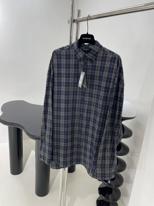 *新品深蓝色和深绿色轻盈格纹法兰绒大廓形衬衫 轻盈格纹法兰绒（定制色织条纹面料） 对格裁剪 后背标识字母印花 扣角领 男女同款 独家对版开发 ：花黑 ： Sml
