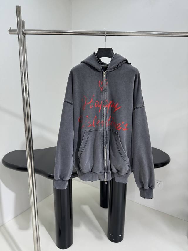 *新品情人节Lovey爱心廓形帽兜卫衣 复古平纹针织面料，廓形大版剪裁 正面和衣袖饰标识爱情宣言涂鸦 复古磨边效果 拉链开合 做旧和水洗褪色效果 中性款 男女同