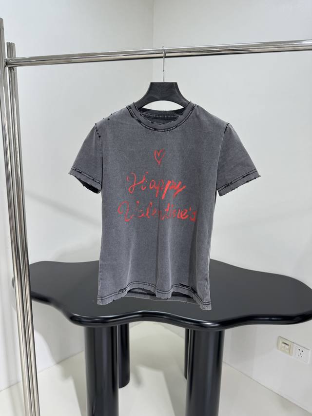 *新品情人节Lovey爱心T恤 复古平纹针织面料，女款小版修身剪裁 正面和衣袖饰标识爱情宣言涂鸦 复古磨边效果 做旧和水洗褪色效果 中性款 男女同款 （黑色单面