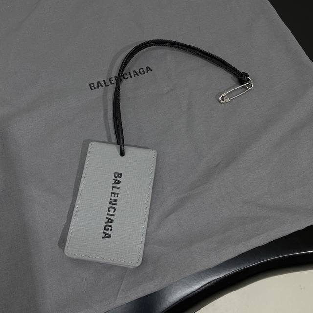 *25新品秀款吊牌胸针挂件 天然鞣制牛皮革 做旧银色锁扣品牌标识金属配件 可以做胸针也可以绑在包包上 用软布擦拭 男女同款 ：黑 ： F P170