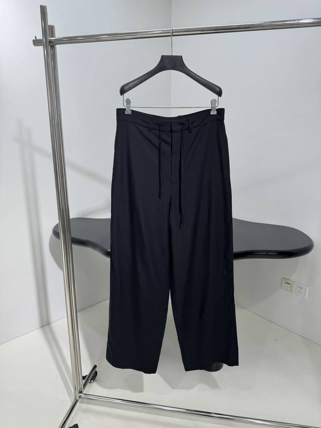 *新品Loose Tailored休闲裤 精选流丽粘纤华达呢面料宽松版型剪裁 廓型配有抽绳设计 无需熨烫呈现自然皱褶纹理 一套搭配 ：水洗黑 ： Sml P40