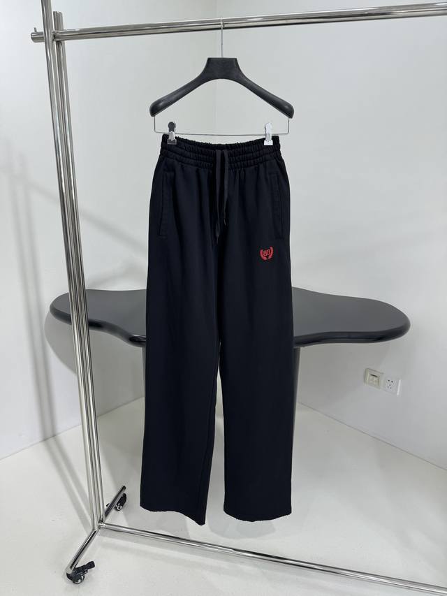 *新品Laurel Classic Baggy运动长裤 洗水黑色平纹针织面料 正面饰以Laurel Classic艺术作品刺绣 水洗褪色效果 可调节抽绳弹力腰头