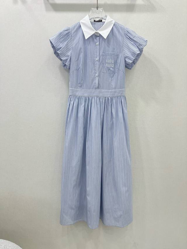 p420 Miumi*25新款翻领泡泡袖公主袖收腰连衣裙 超仙女清新的蓝白条纹配色 胸前口袋Miu字母贴布 大裙摆活泼和气质相结合，打造气质优雅感、纯棉材质、手
