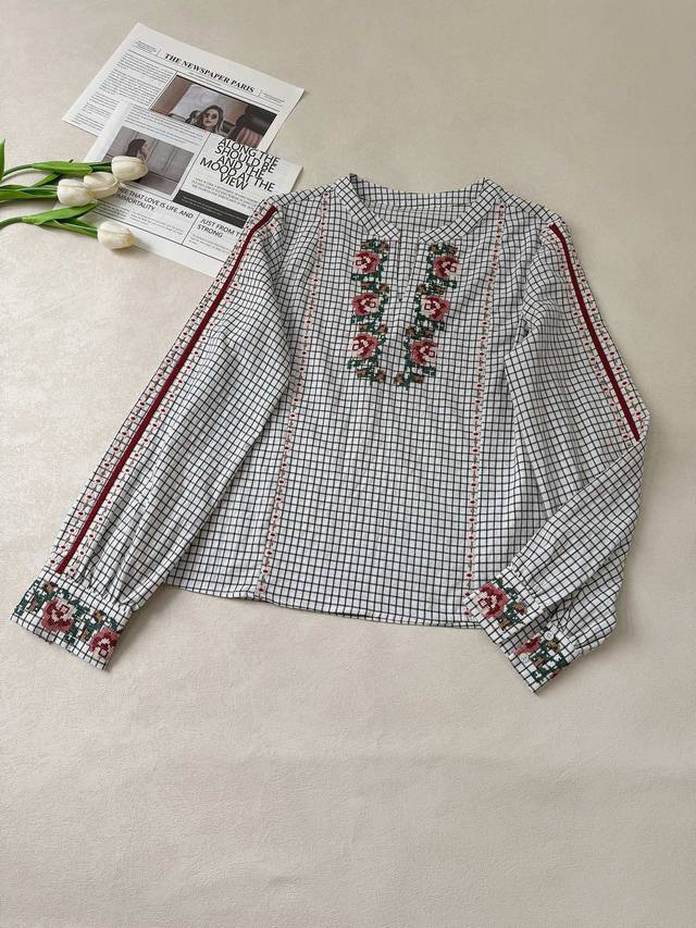 博主同款 Sez X Lucia合作款 十字绣花纹格纹刺绣上衣 细格纹与十字绣搭配碰撞 复古感很足 精美高密的刺绣工艺 麻棉混纺高织面料 挺括有度 穿上优雅有气