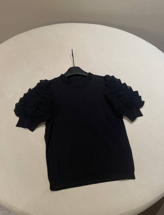 P640 尺码：S M L Xl chlo* 黑色荷叶边泡泡袖丝棉针织上衣 千金即视感立显！柔和黑色，神秘又矜贵，轻松适配各种场合。丝棉面料，柔软亲肤，贴身穿也
