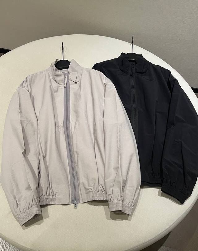 P750 尺码：42 44 46 48 acne Studios 1996廓形原单立领运动风外套 时尚界的经典之作，男女皆可轻松驾驭。北欧腔调，标志性的后背“A