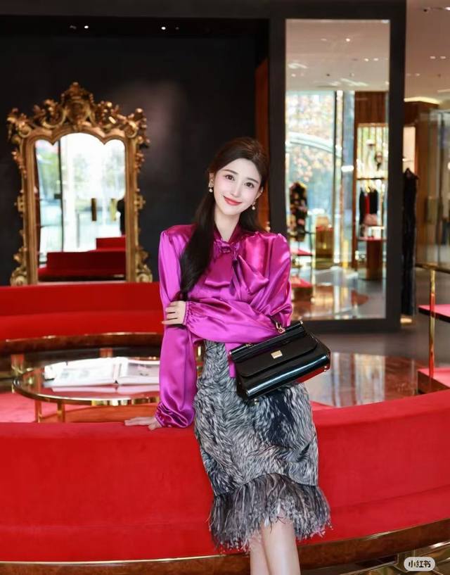 dg酒红净色真丝16姆米弹力缎系飘带宽松长袖衬衫P520动物毛发真丝19姆米双乔半裙P440Smlxlxxl